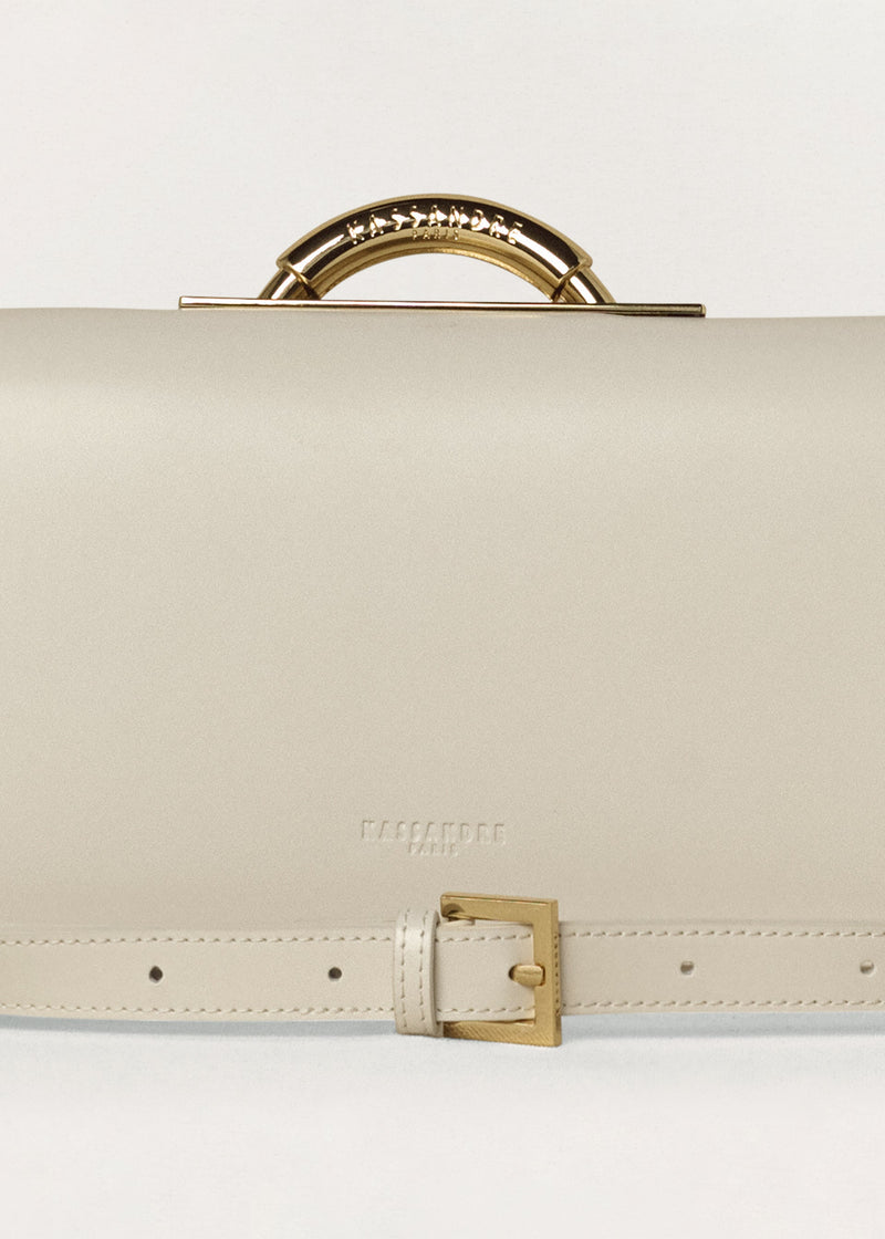 Kassandre Deva clutch in off-white cow leather, pure geometric form, adjustable strap, removable strap , crossbody bag , detail view