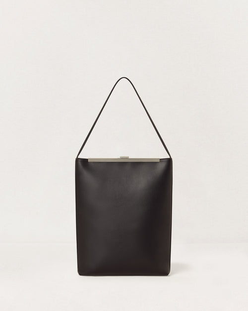 Kassandre Eileen computer bag in black cow leather with silver striped metal frame, back view